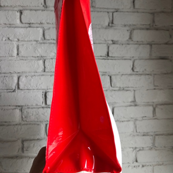 NEW Elizabeth Arden Heart Red Waterproof Makeup, Gift Bag Valentine’s Day - Picture 3 of 8